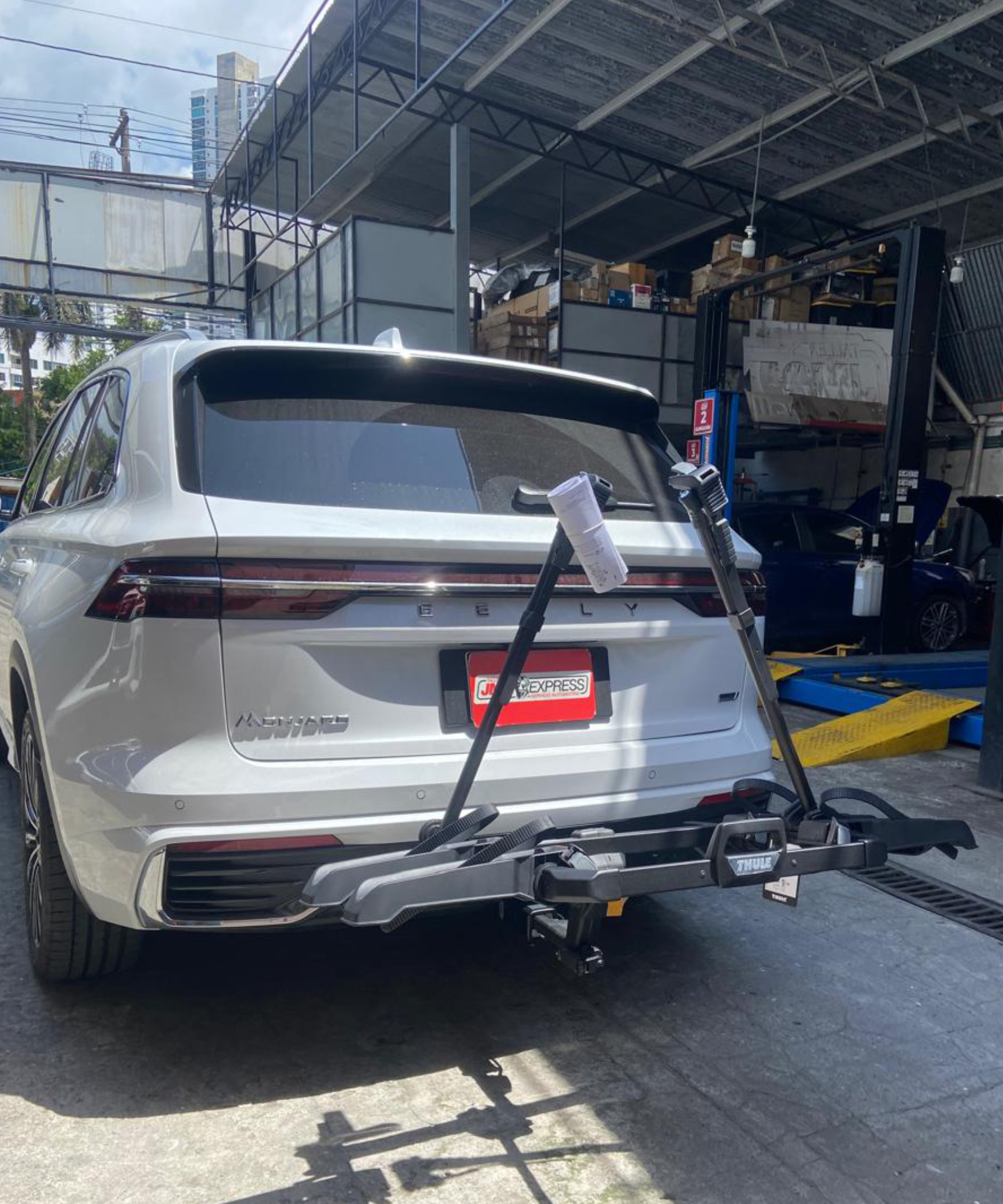 hitch para geely monjaro con porta bicicleta thule